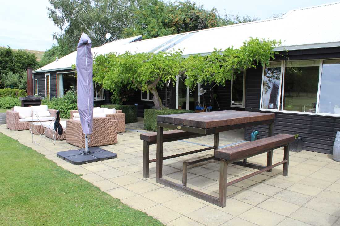 Bar Leaner rustic table