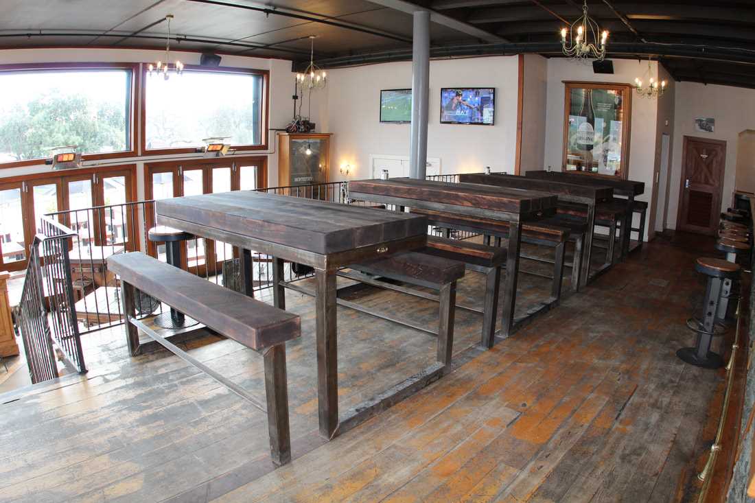 Bar Leaner rustic table